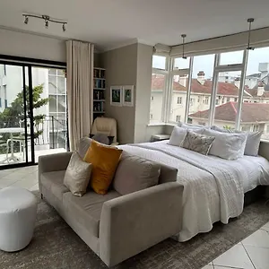 Cosy And Classy Sea Point Apartment